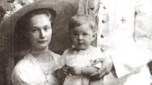 Владимир Скрябин с женой и дочкой